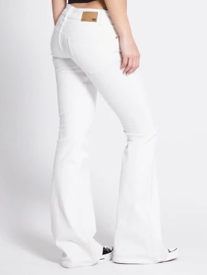Vita bootcut jeans med låg midja - Säljer ett par vita bootcut jeans med låg midja och utsvängda ben. Jeansen har klassiska bakfickor och en snygg läderpatch i midjan. Perfekta för dig som vill ha en clean och trendig look. Lappen är lite utsuddad o sliten och längst ner på benen är de lite slitna. Annars inte använda många gånger. Pris kan diskuteras!