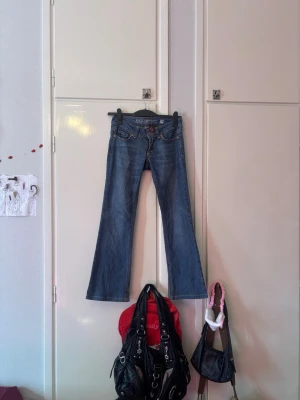 Guess jeans - Ett par jättefina bootcut/flare leg guess jeans. Storlek 26/S. Inga defekter. Jag kan gärna mötas upp!☺️