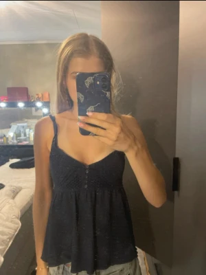 Broderat linne med smala axelband  - Finaste somriga strandlinjer från Stradivarius!! I super fint skick, säljer pga för långa axelband för mig tyvärr😔Super fina broderade detaljer och knappar i mitten!! I stickat material  köpt för 300