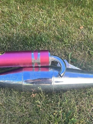 Laser avgassystem lila och krom - Säljer ett avgassystem från Laser med en snygg lila ljuddämpare och kromad kropp. Passar till moped eller lätt MC. Tillverkad i metall med cool design och tydlig Laser-logga på sidan. Perfekt för dig som vill sticka ut med din hoj.