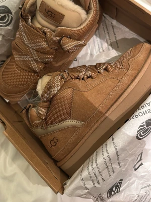 UGG Lowmel  - Säljer mina älskade ugg low Mel. Skriv för egna bilder, dem är i fint skick❤️passar mig som är storlek 37!