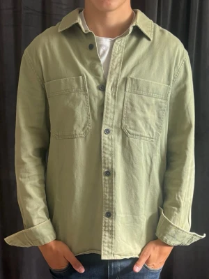 Grön Overshirt Medium - Grön Overshirt från H&M  Nypris: 600kr Storlek: M Skick: 9,5/10 (Pris kan diskuteras vid snabb affär)  Kontakta om ni har frågor!