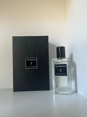 Skymning av Svensk Parfym - Exklusiv nischparfym, ungefär 27 av 30ml kvar. Priset är inte hugget i sten, kom med rimliga bud. Gamla EDP versionen, denna version är discontinued och säljs inte längre.