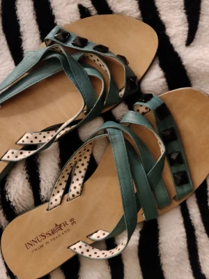 2000s sandaler - Min mammas gamla sandaler med nitar i strl 38