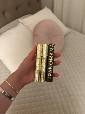 L'Oréal Panorama mascara trio - Säljer tre stycken L'Oréal Panorama mascaror. Två i guldigt metalliskt hölje och en i svart med guldtext. Snygg design och smidig tub som är enkel att ta med i väskan. Perfekt för dig som vill ha fylliga och definierade fransar.