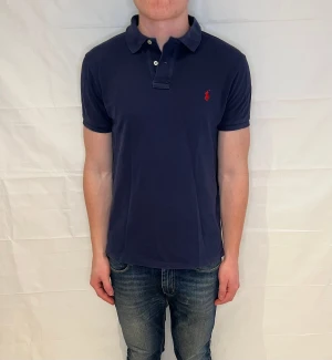Polo Ralph Lauren Slim Fit Polo - Marinblå pre-owned slim fit pikétröja i bomull.