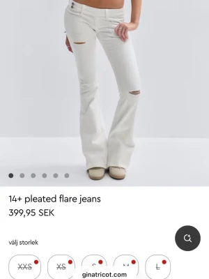 Vita utsvängda jeans från Gina Tricot  - Snygga vita flare jeans med slitna detaljer på benen och framfickor. Slutsåld överallt och kostar från början 399kr!! Jeansen har låg midja och utsvängda ben. Perfekta för dig som vill sticka ut med en cool och modern look. Jeansen är lite skrynkliga för dom har luggit i en flyttpåse men är i väldigt bra skick har använt dom max 4 gånger och säljer på grund av att dom är för korta i benen på mig. Storlek S i regular 14+. Pris går att diskutera💕💕