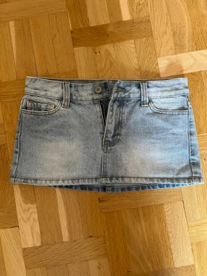 Jeanskjol - Jättefin minikjol som köptes från brandy melville för några år sen. Väldigt bra skick förutom en liten skada på ena bakfickan (sista bilden) Katt finns i hemmet 💕