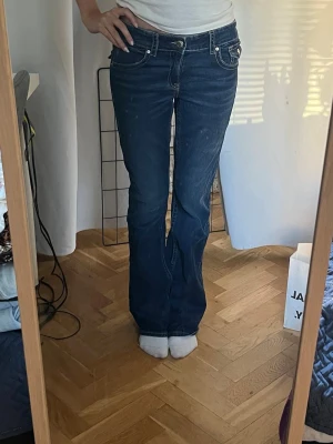 Mörkblå bootcut jeans  - Snygga bootcut jeans från Gina!💙 Hör av er vid frågor/bud☺️