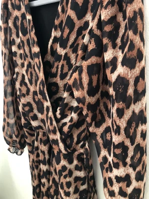 Leopardmönstrad långklänning i stl XS - Superfin klänning i nyskick, stl XS-S Köpt utomlands så vet inte märket.   Kolla in mina andra annonser, 20% på bundle 🤗🤩