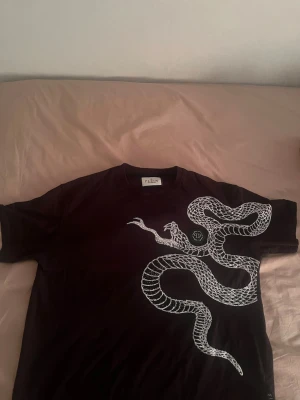 Plein t shirt - En svart Plein t shirt med orm design