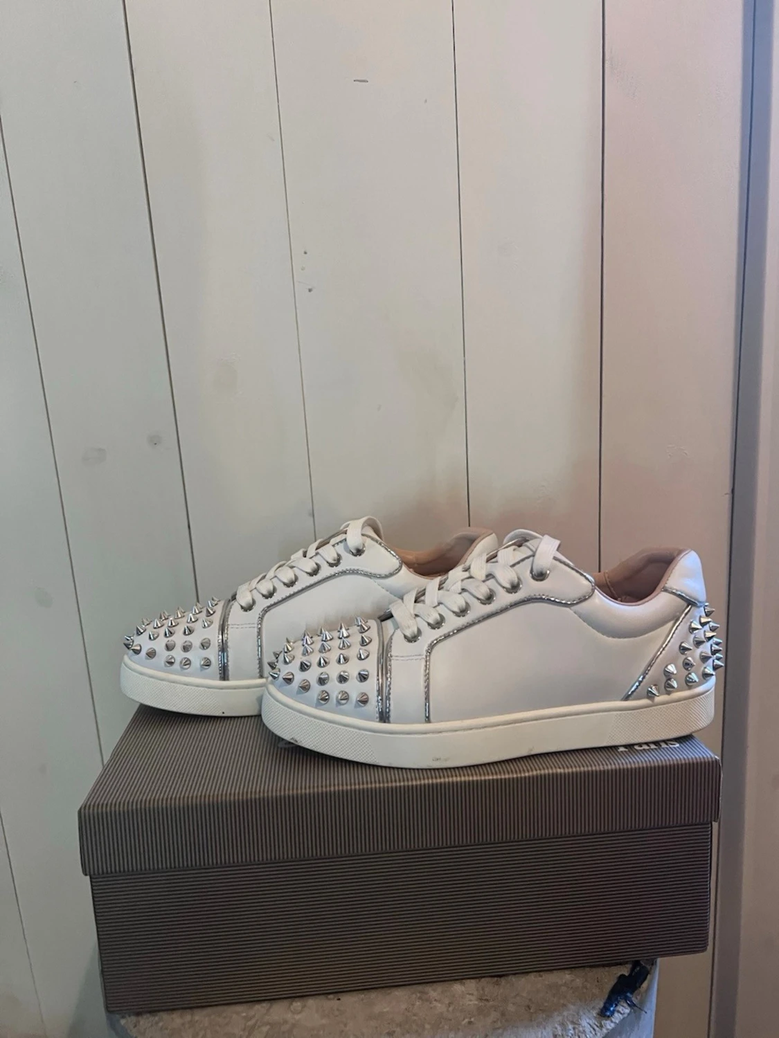 Vita sneakers med silvernitar