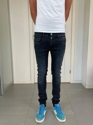 Replay Anbass Jeans - Säljer nu dessa grå/svarta Replay Anbass Jeans, skriv för fler bilder/frågor🙌🏼