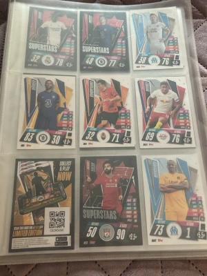 Samling fotbollskort Match Attax - Säljer en samling fotbollskort från Match Attax med spelare från olika europeiska klubbar. Kort i färgglada designer med statistik och klubbmärke, vissa med specialkort som 'Superstars' och 'Limited Edition'. Perfekt för dig som gillar att samla eller spela med fotbollskort.