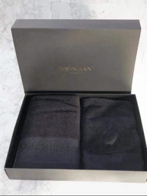 Svart handdukset från Yves Saint Laurent - Yves Saint laurent.. sett . Äkta. Perfekt att ge bort. Badhandduk (Bath Towel): Cirka 50 × 100 cm (eller 18,5” × 38,5” / 20” × 40”). Ansiktshandduk/Gästhandduk (Face Cloth/Hand Towel): Cirka 30 × 50 cm (eller 11,5” × 19,5”).