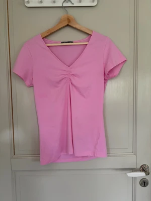 T-shirt  - Storlek L men passar M, fint skick, priset går att diskuteras 💗