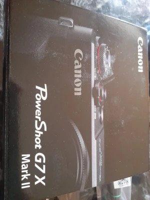 Canon PowerShot G7 X Mark II kamera - Canon PowerShot G7 X Mark II är en kompakt digitalkamera i svart med en stilren design. Kameran har ett fast objektiv med 4.2x optisk zoom och bländare f/1.8-2.8. Tillbehör som batteri, laddare och USB-kabel medföljer. Perfekt för dig som vill ha hög bildkvalitet i ett smidigt format.