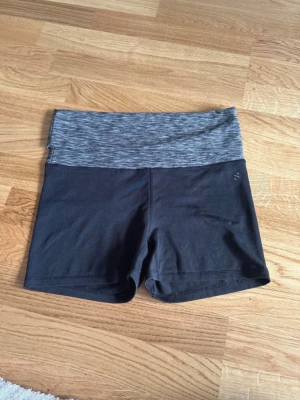 Shorts H&M stl S - Sport shorts från H&M i storlek S.  Man kan vika upp/ner midjan.  Mycket bra skick. 