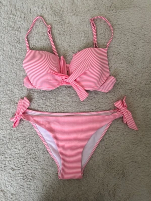 Rosa vit randig bikini  - Superfin rosa vit randig bikini🩷