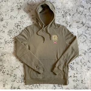 Morris hoodie - Säljer denna rikigt feta Morris hoodien!⭐️ Storlek : S!🤝Skick : 9,5/10!👍Hör gärna av er om ni har funderingar!🙌
