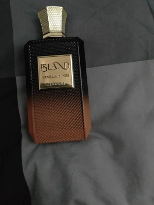 Khadlaj island vanilla dunes 80/100ml - Minst 80ML kvar. Har ett pressurized sprayer. Unisex doft.