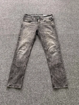 Replay jeans! 75% REA!  - Snygga grå slim fit jeans från Replay med slitna detaljer och klassisk femficksmodell. W30-L32! Skynda och FYNDA!🤙⚡️