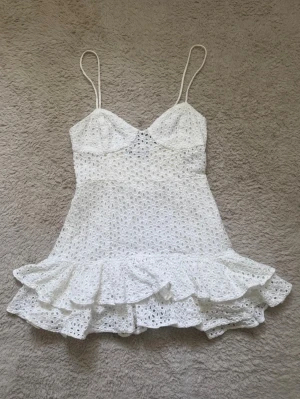 Vit klänning med volang Zara  - Vit superfin klänning i storlek S🤎                             Har en i storlek xs också om någon skulle vara intresserad!