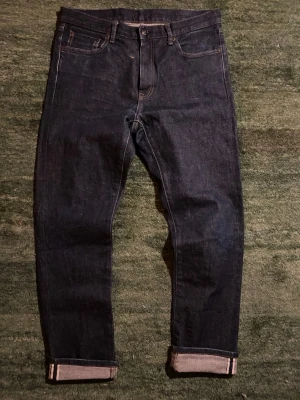 Selvage jeans från okänt märke W32 L32 - Säljer ett par sjukt snygga och baggy/straightfit selvage jeans från okänt märke! Jeansen sitter sjukt snygg på och är riktigt feta å helt oanvända, tror nypris är cirka 1899kr! Hör av dig vid frågor osv! 