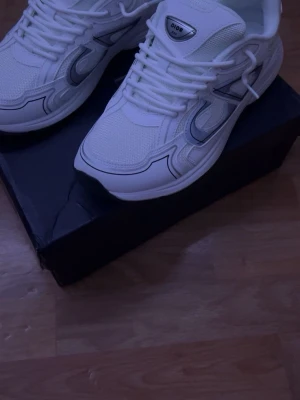 Vita Zara skor  - Säljer ett par vita Zara sneakers med coola detaljer i mesh och läder. Skorna har en chunky sula, vita skosnören och silverfärgade detaljer på sidan. Perfekta för dig som vill ha en clean och exklusiv look.
