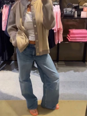 Straight baggy jeans  - Skitsnygga straight/baggy jeans från gina tricot! Helt oanvända med prislapp kvar 