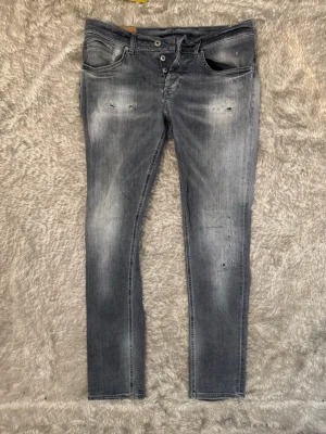 Dondup jeans - Snygga gråa Dondup George i storlek 32, passar även dig som bär 31. Hör av dig om du har några frågor gällande plagg!