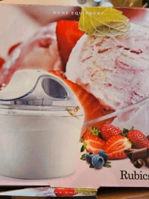 Glassmaskin från Rubicson - Glassmaskin från Rubicson i vit plast med genomskinligt lock. Perfekt för att göra egen glass hemma. Kommer med manual och allt som behövs för att komma igång direkt. Enkel att använda och smidig storlek för köksbänken.