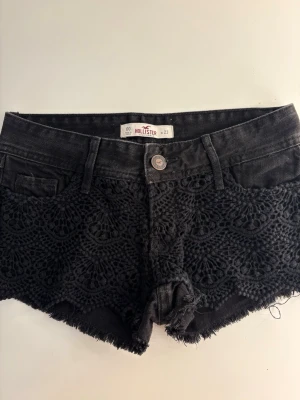 Hollister jeansshorts med spets - Säljer dessa jättesnygga jeansshorts från hollister! Priset går alltid att diskutera och shortsen finns kvar tills den är markerad såld. 💓 Midjemått rakt över: 35cm Längd på sidan: 21cm