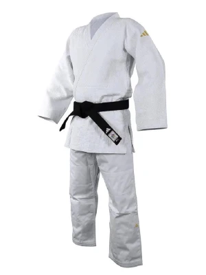 Vit judodräkt från Adidas Regular 180 cm (Helt ny) - Judodräkt i vitt från Adidas med klassisk omlottjacka och byxa. Tillverkad i slitstarkt bomullstyg med guldfärgade Adidas-loggor på ärm och ben. Perfekt för träning eller tävling inom judo. Regular passform, 180 cm. Helt ny