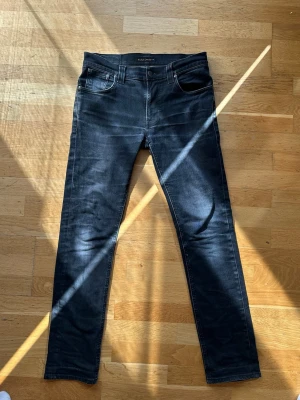 Svarta nudie jeans  - Snygga svarta nudie jeans med väldigt snygg fade. Helt oanvända nästan. Riktig steal var snabb på bollen✅