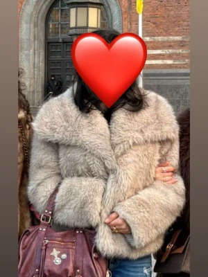 Beige FAUX fur pälsjacka - Säljer en supermjuk och fluffig beige pälsjacka bara för halva priset jag köpte den för, i mycket bra skick. Jackan har en oversized passform och är perfekt för kalla vinterdagar. Materialet är fuskpäls som ger en lyxig känsla och trendig look.