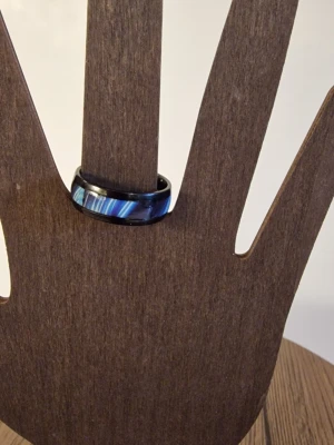 Ring agatmönstrad blå - Ring agatmönstrad. 20.60 mm diameter. Titan rostfritt 304L stål. Hypoallergena. Bleks ej. Icke oxiderade. Repbeständiga. Storlek 11.