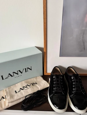 Lanvin cap toe - Lanvin cap toe patent - svarta  Size uk9  Medföljer kvitto, box, 2st dustbags, nya skosnören & skor.  Skorna är i mycket fint skick.  För fler bilder eller frågor hör av er i PM