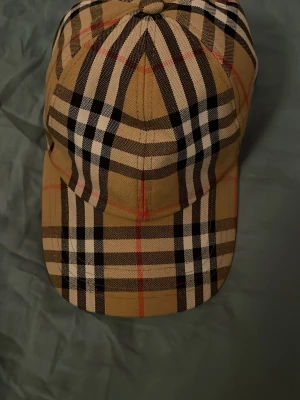 Beige keps - Fin beige keps med mönster