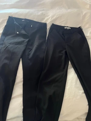 Kostymbyxor, bikbok 2pack  - Två pack olika kostymbyxor. Ena är lågmidjade, Loose ben från bikbok i storlek XS (32). Dom andra är från Only, är högmidjade och raka ben. Passar perfekt till någon som vill variera mellan hög/låg midjat. 