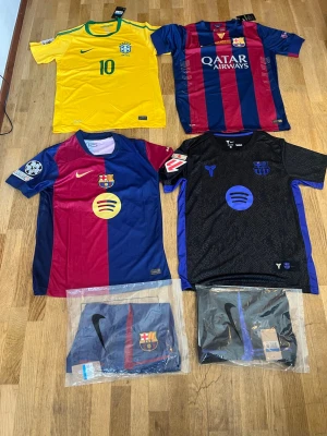 4 fotbollströjor, oanvända m. prislapp – stl M - Säljer 4 nya fotbollströjor, aldrig använda, alla med prislapp kvar. Två av tröjorna kommer med matchande shorts. Storlek M på samtliga. Frakt eller upphämtning