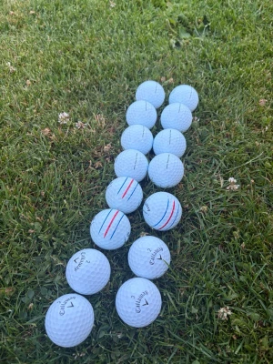 15 vita golfbollar Callaway/titleist - Säljer 15 vita golfbollar från Callaway/titleist, Några av bollarna har färgade linjer i rött och blått för enklare sikte. Klassisk rund form och tillverkade i slitstarkt material som passar perfekt för golfbanan.