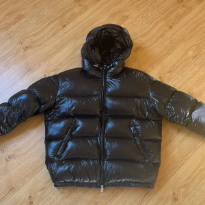 Zara pufferjacka - ZARA vinterjacka / pufferjacka Superfin och varm pufferjacka från Zara. Använd endast en vinter och är i mycket bra skick. Perfekt för kalla dagar både snygg och bekväm. Säljer den eftersom jag inte använder den längre. Priset går att diskutera vid snabb köp