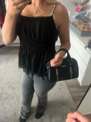 Svart volang topp - Topp med volanger eller vad man vill kalla de, min mamma hade den under 2000-talet men den är som ny🌸