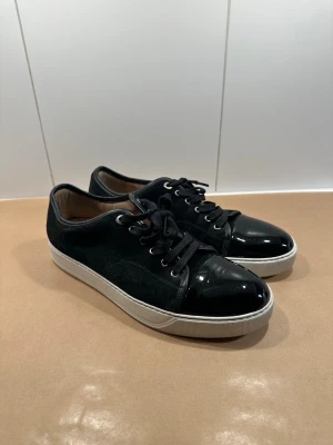 Lanvin skor  - Sjukt snygga lanvin skor till salu är, perfekta för sommaren! Skorna är storlek 9 vilket tyder på storlek 43! Grymt skick, ser exakt ut som bilderna så avgör själv! Färgen är svart och Inget medföljer! Skriv gärna vid fler frågor🙏