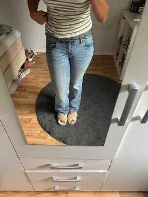 Ljusblå bootcut jeans - Säljer ett par ljusblå bootcut jeans, lowwaist. Jeansen har en lätt tvättad look och raka ben som går ut lite nertill. 