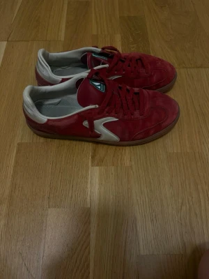 Röda sneakers från Skechers - Beskrivning Säljer ett par snygga röda Skechers sneakers med vita detaljer. Klassisk och sportig modell som passar till både vardag och fritid