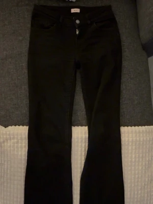 Svarta bootcut jeans - Jättesköna svarta low waist bootcut jeans från nelly🖤🖤