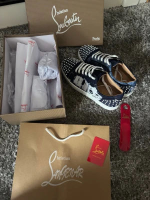 Christian Louboutin Skor - Ett par sällsynta feta Louboutin skor med spikar som är stilrena och perfekta till alla outfits, Hör av er vid intresse eller frågor