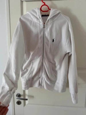 Vit hoodie med dragkedja och huva - Säljer en vit hoodie från polo Ralph lauren. Super stilig zip hoodie. Väldigt bra skick , skriv vid intresse av fler bilder☺️ Nypris: 2295
